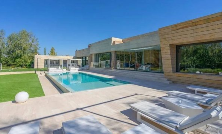 Conoce la nueva casa que arrendó Isabel Pantoja a futbolista