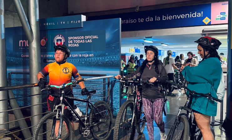 Cerca de 60 ciclistas se transportaron en el tren Limache Puerto para la primera cicletada del verano