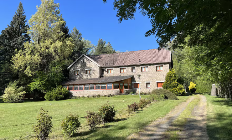 El primer hotel cinco estrellas de la Patagonia se transforma: fue refugio de Pablo Neruda
