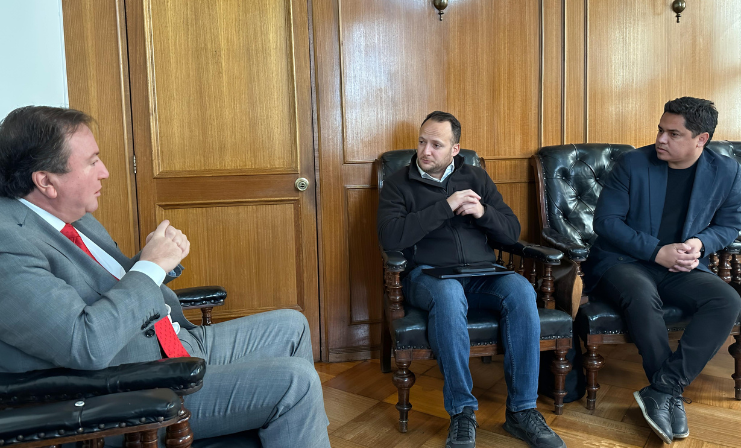 Diputado Jorge Guzmán coordina con alcalde de Talca la implementación de la ley “Chao Cables”