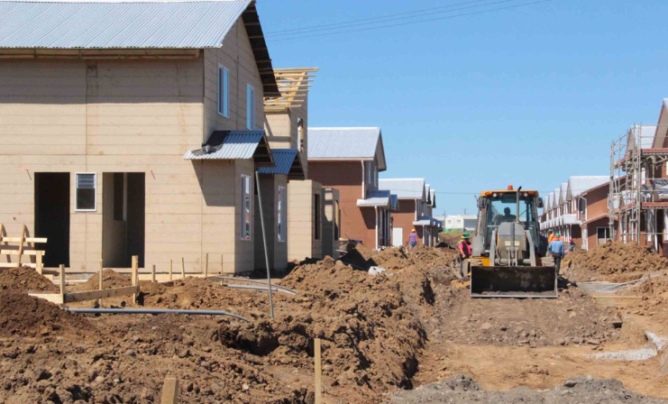 PEH avanza en entregas de viviendas, pero necesita reforzarse para enfrentar el déficit habitacional.