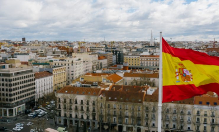 Inversionistas chilenos migran su interés desde Miami a España pese al fin de la Golden Visa