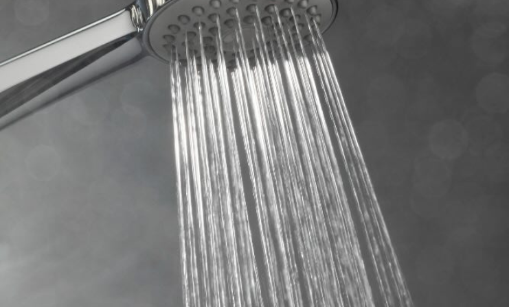 Agua caliente: experto entrega claves para elegir el mejor sistema para el hogar
