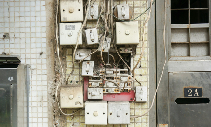 Expertos advierten que instalaciones defectuosas son la principal causa de incendios eléctricos en Chile