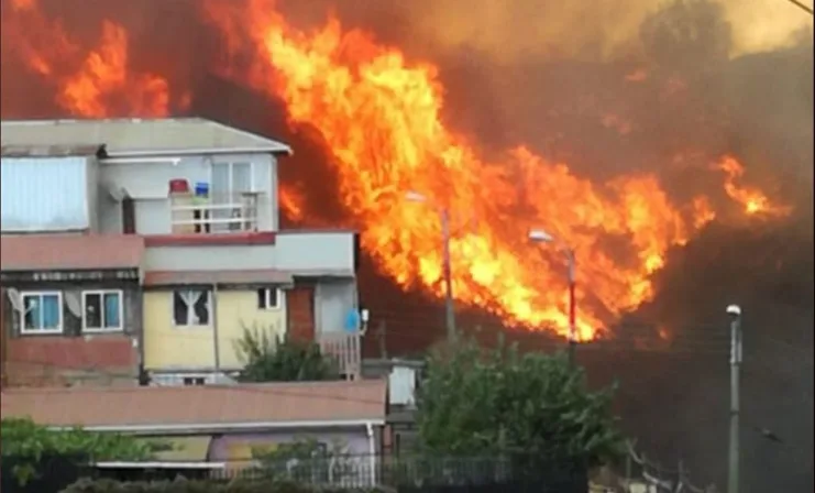 Damnificados del megaincendio presentan querellas contra el ministro Poduje por demolición de viviendas en El Olivar