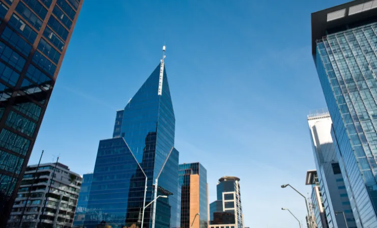 Oficinas premium: sector oriente lidera la recuperación del mercado corporativo en Santiago