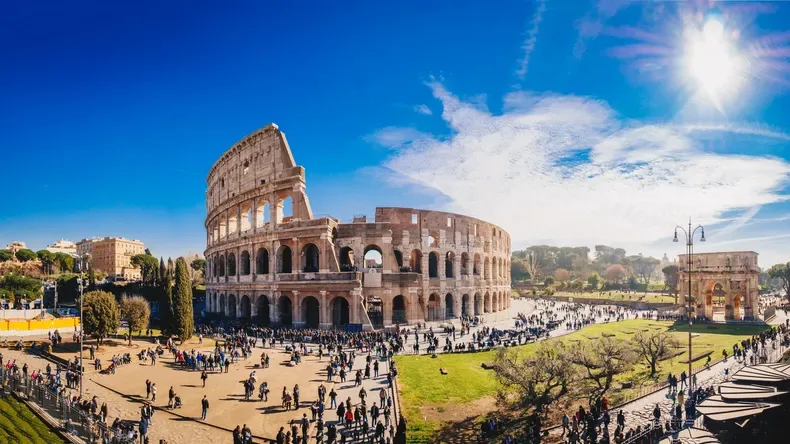 Turismo sostenible gana terreno en Europa: energía solar y electromovilidad impulsan la nueva oferta de alojamientos