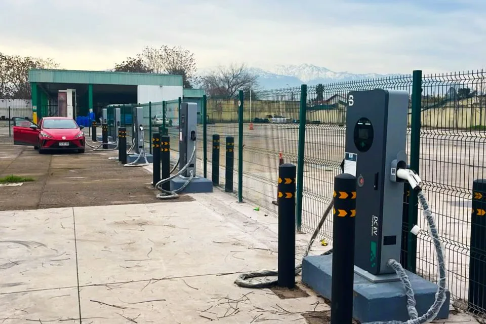 Carga ultrarrápida con baterías: la nueva apuesta que busca destrabar la expansión de los vehículos eléctricos en Chile