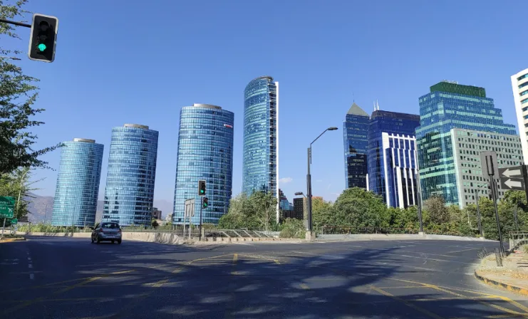 Mercado de oficinas de Santiago se estrecha: vacancia Clase A cae a 8,1% y Las Condes encadena cinco trimestres de alzas
