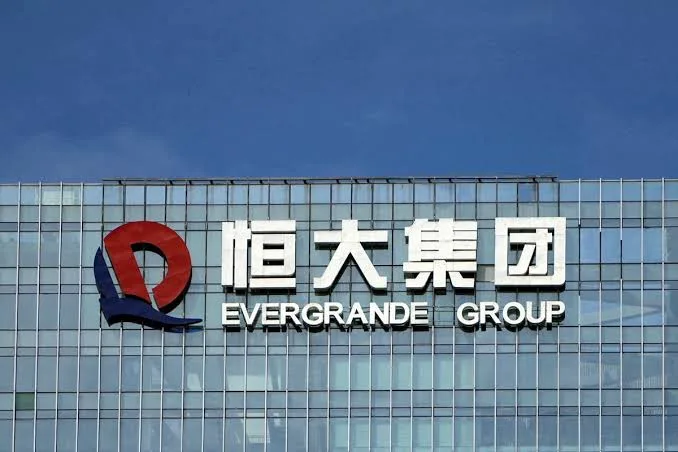 El derrumbe de Evergrande llega a los tribunales: fundador del gigante inmobiliario chino es condenado a cadena perpetua
