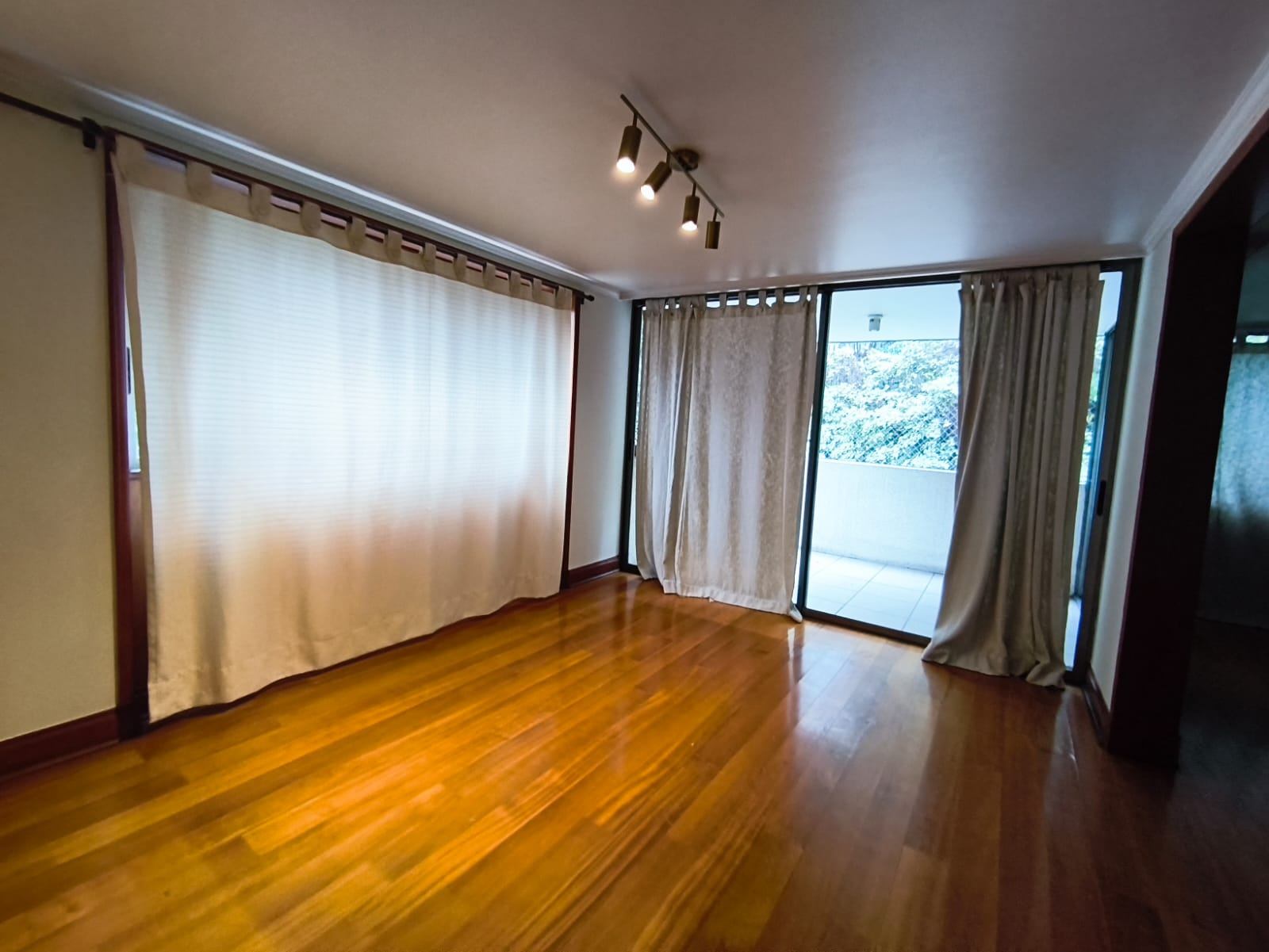 Dos mercados de arriendo conviven en Las Condes: sobreoferta nueva y escasez de usados